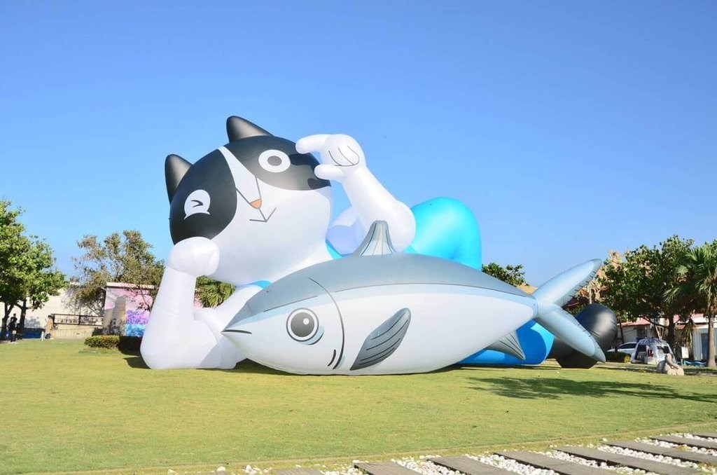 高雄の漁港に猫や魚をかたどったオブジェが登場 海の幸を堪能しよう