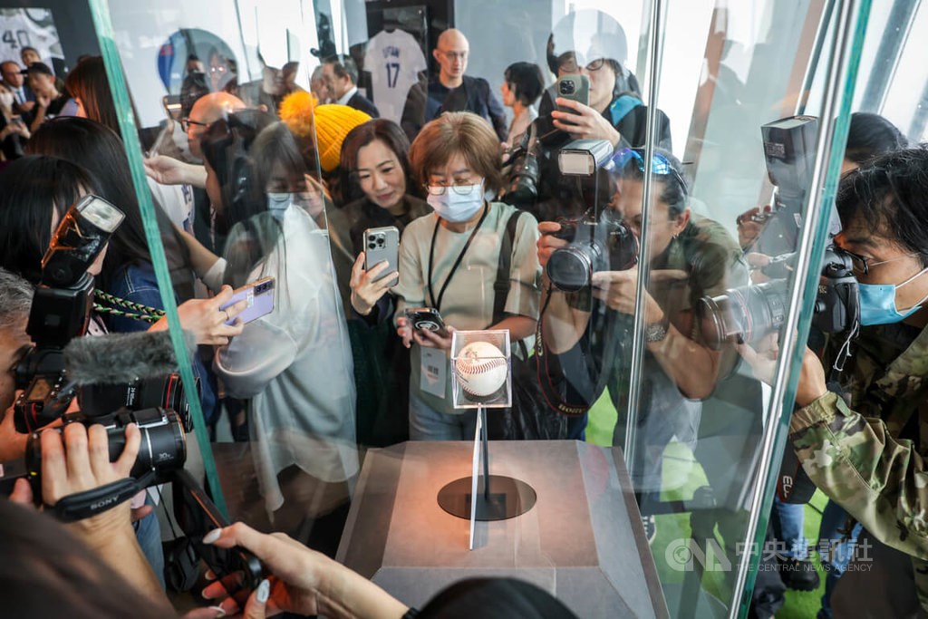 大谷50号本塁打ボール 超高層ビル「台北101」で展示始まる／台湾