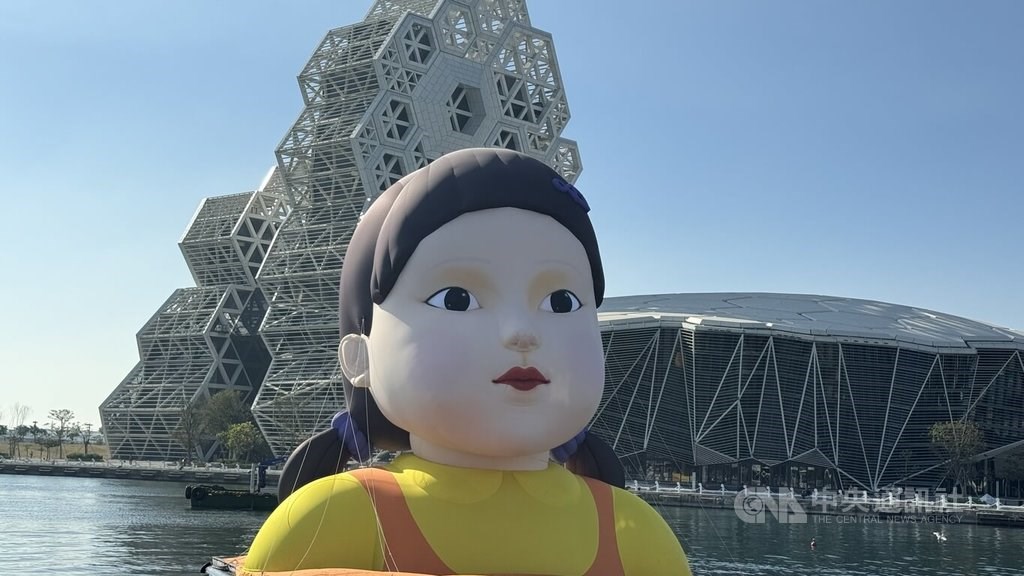 韓国ドラマ「イカゲーム」のヨンヒ人形、高雄港に登場 夜は