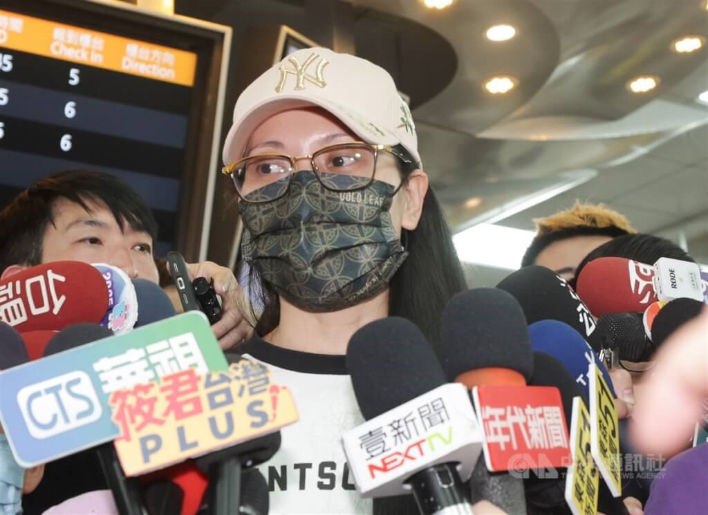 居留許可廃止の中国人女性、台湾を離れる - フォーカス台湾