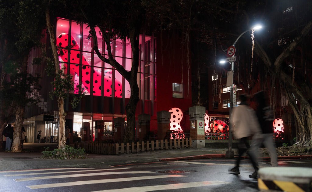 草間弥生さん個展、土曜のみ開館時間延長 夜間ならではの光景 草間弥生さん個展、土曜のみ開館時間延長 夜間ならではの光景