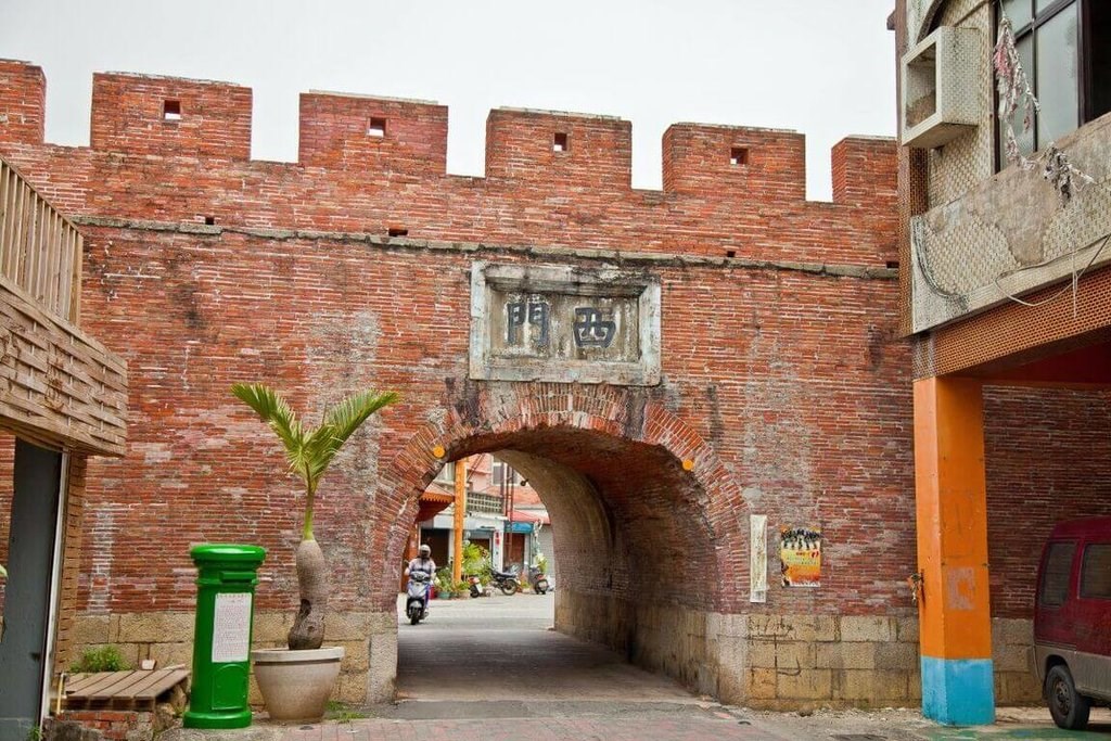 男性が古跡にぶら下がる映像、ネットで広まる 屏東県「損傷あれば処罰