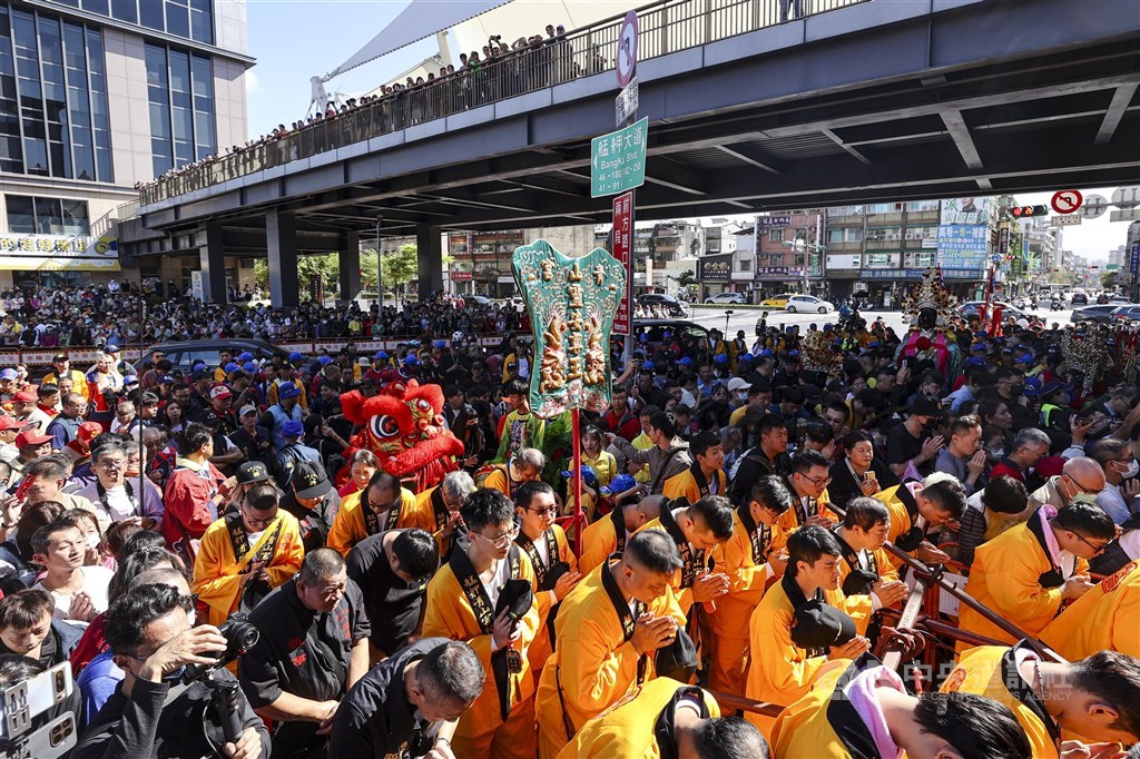 航海の女神、列車に乗って台北に 中部・雲林県から 駅前に人だかり