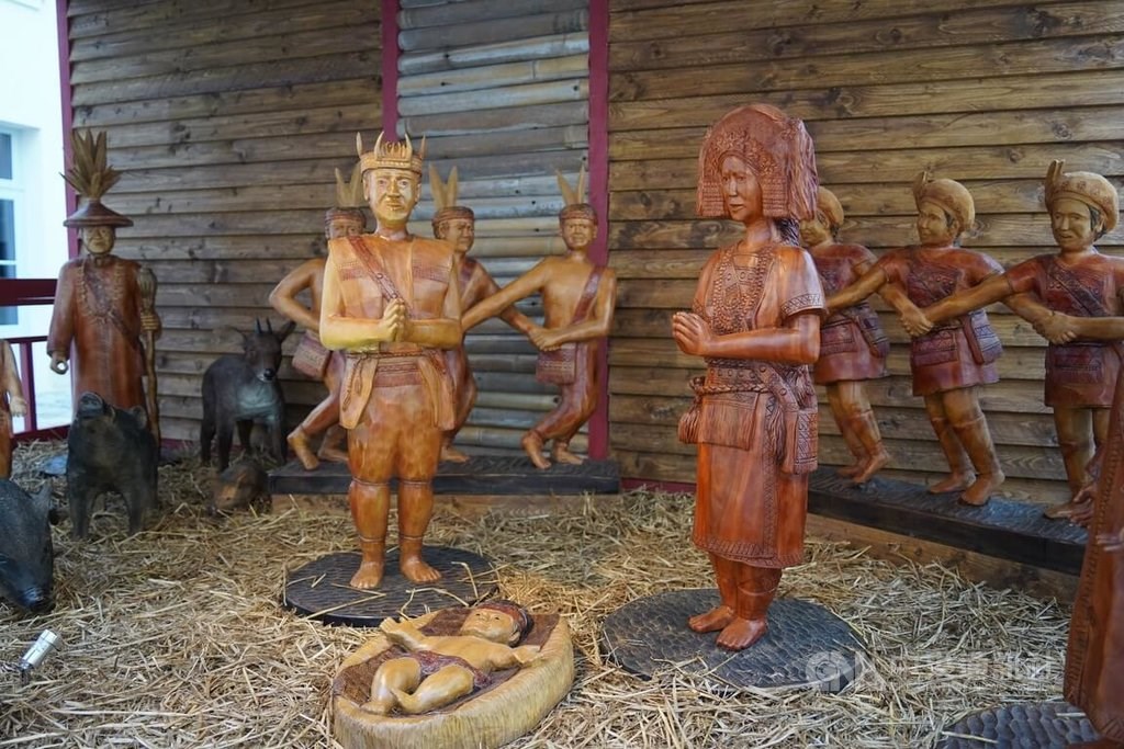 台湾出身の木彫家の作品、パリに展示 イエスの誕生を表現し先住民の