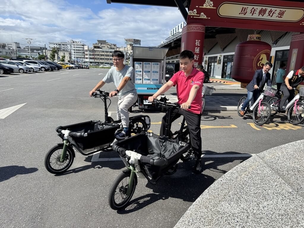 花蓮バスステーション、観光案内所を開設 荷物を搭載できる電動自転車