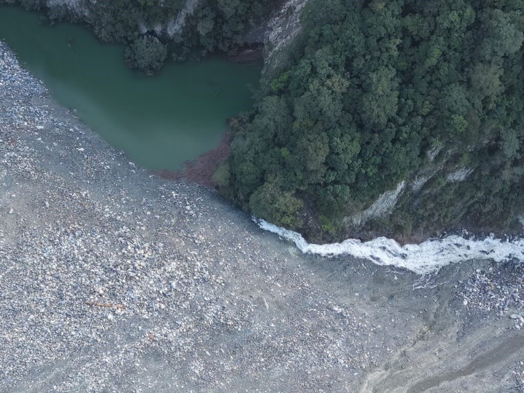 台湾・花蓮のせき止め湖、水の流出を確認 当面の影響は河道内に