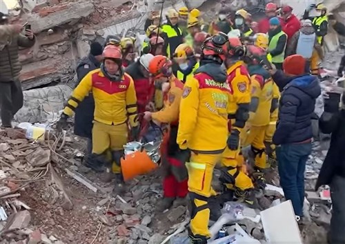 台湾の救助隊、倒壊した住宅から女性1人救出 地震発生から約100時間後