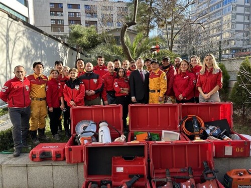 台湾の救助隊、トルコのボランティア団体に4トンの器材など寄贈