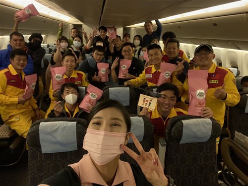 台湾の国際緊急援助隊が帰国　エバー航空、ケーキでねぎらう