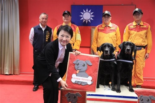 地震被害のトルコで活躍 盧台中市長、消防隊員や救助犬らを表彰／台湾