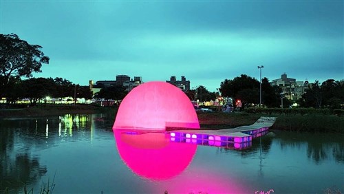 嘉義市で下旬から光と影のアート展示会　会場は「バービーピンク」一色に