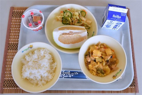 茨城県の生徒ら、給食で台湾産ブンタン楽しむ  旬の味