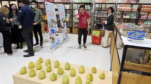 カナダのスーパーで台湾産ブンタンのPRイベント　輪投げゲームも楽しめる