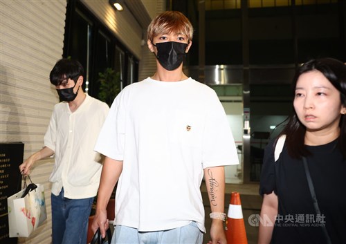 アーロン、未成年との性行為撮影などで起訴  強制性交容疑は不起訴に／台湾