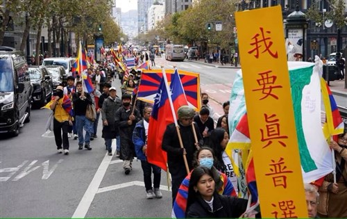 APEC会場周辺などで習近平政権への抗議活動 中華民国国旗掲げる人も／台湾