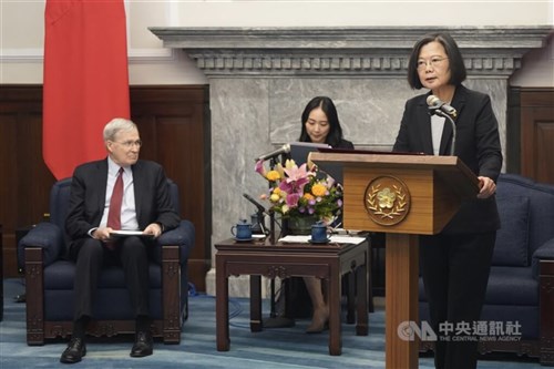 蔡総統、米代表団と面会 「緊密なパートナー関係の表れ」／台湾