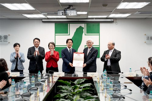 民進党の頼氏、総統当選証書を受け取る「台湾を団結させる」