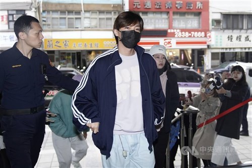 未成年との性行為動画撮影などの罪  アーロン被告、出国制限解除へ／台湾