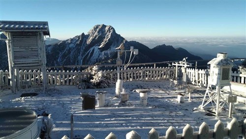 台湾、各地で寒い朝  最高峰・玉山は一面の銀世界に