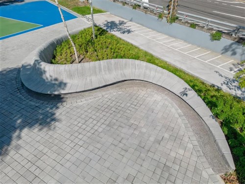 高雄の屋外コンクリート製ベンチ、国際的デザイン賞受賞  川のような美しい曲線持つ