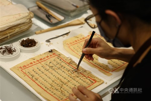 物言わぬ歴史をよみがえらせる  台湾の公文書修復師