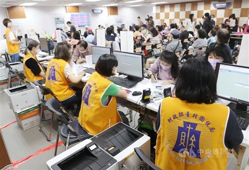 台湾、確定申告の受け付け始まる　各地の国税局に多くの人