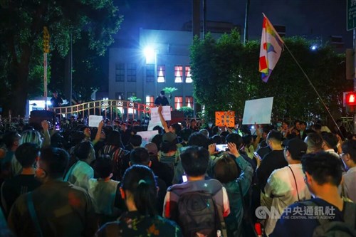 国会改革法案の実質的審議を求め学生ら議場外に集結／台湾
