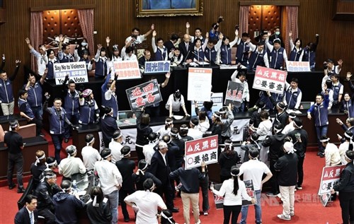 立法院、国会改革法案巡り深夜国会へ  場外には市民200人超が集結／台湾