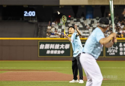 五輪金のバド・王斉麟、シャトルで始球式  元日本ハムの王柏融とバッテリー／台湾