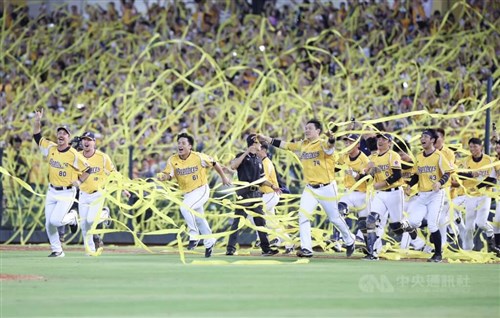 中信、2年ぶり10回目Ｖ  平野恵一氏、日本人として28年ぶり4人目の台湾一監督に