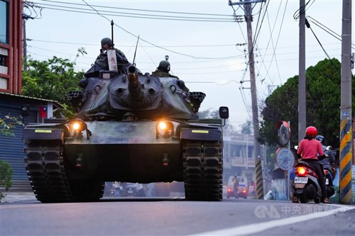 軍地上部隊の演習、彰化で実施  戦車が県道に  化学兵器部隊が煙幕で援護／台湾