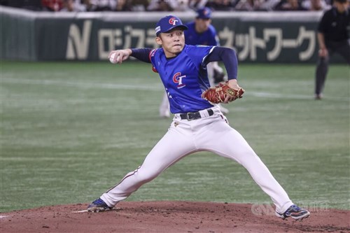 台湾の江国豪投手、辰己涼介外野手にグラブ贈る 「負けたら投手転向」で話題