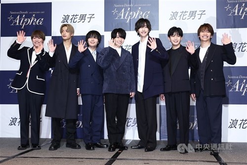 なにわ男子、台北で記者会見  タピオカミルクティーに台湾語で「おいしい」