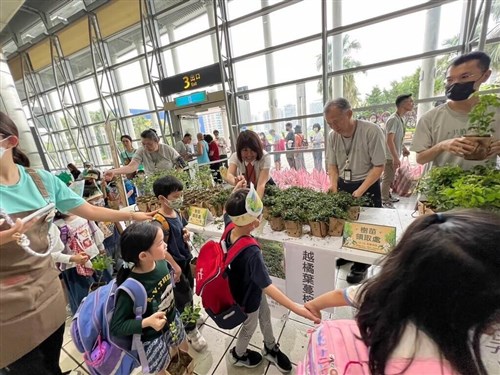 台湾高速鉄道、アースデイの22日に苗木贈る　3駅で計3600本を無料配布