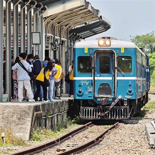 約90年前に日本で製造のディーゼルカー  観光列車で台湾鉄道の支線を運行