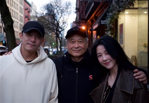 アン・リー監督、米NYでシャオ・ユーウェイやワン・ボージエと3ショット