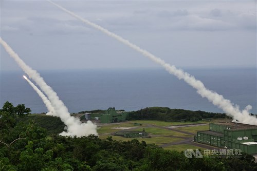 米国から購入の「ハイマース」、台湾で初めて実弾射撃 国防部長が演習視察