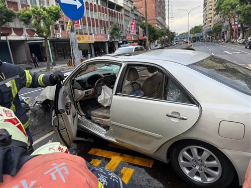三峡15人死傷事故  交通部、高齢者の運転免許更新を70歳に引き下げへ／台湾