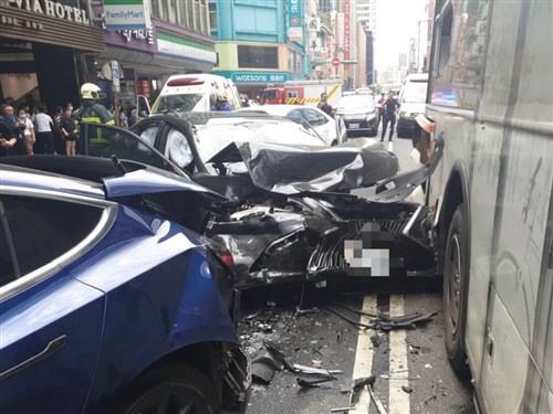乗用車が赤信号無視で歩行者やバイクに衝突  8人搬送  運転手は無免許／台湾・台北