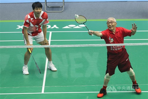 世界最高齢のバド選手・林友茂さん、五輪金メダリストとペアに　腕前披露／台湾