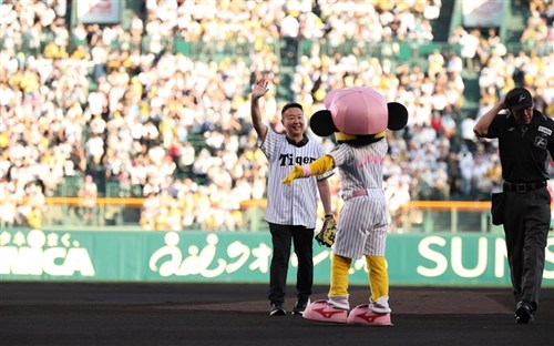 甲子園球場で「台湾デー」  元阪神・蕭一傑さんや陳交通部長がファーストピッチ