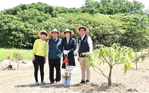 安倍昭恵さん、頼総統と会食  マンゴーフェスティバルで植樹も／台湾