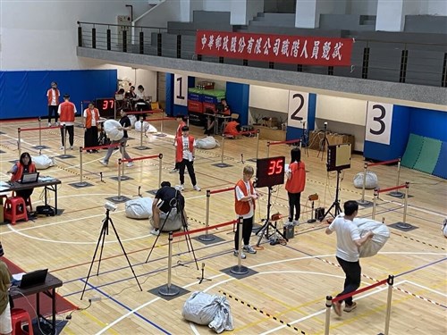 「1分間に重さ30キロの袋を14回運搬」　中華郵政で採用2次試験／台湾