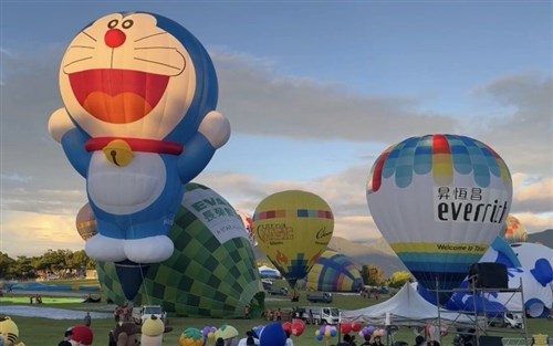台湾国際バルーンフェス開幕  ドラえもん型熱気球ふわり