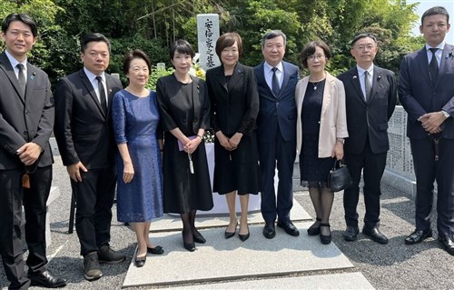 安倍晋三元首相銃撃から3年  李駐日代表が墓前に献花／台湾