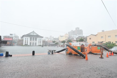 激しい雨で冠水した広場　上裸男性が水泳　警察「体調に注意して」／台湾