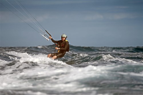 スイス人男性  カイトサーフィンで台湾海峡横断に成功  「うれしい」