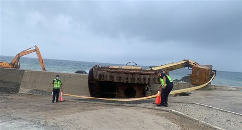 作業船えい航の台船が座礁　救助に出動のショベルカーも横転／台湾