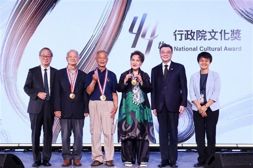 台湾オペラ俳優のヤン・リーホアさんら3人が受賞 行政院文化賞、行政院長が親授