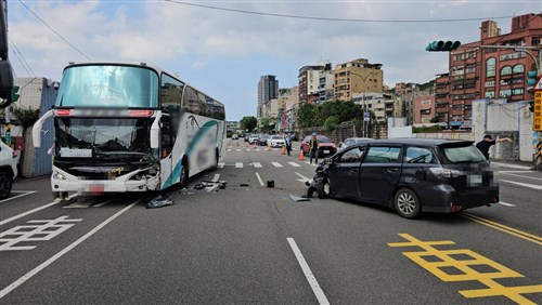 日本人旅行者19人乗せた観光バス、逆走の乗用車と接触　けが人なし　基隆／台湾